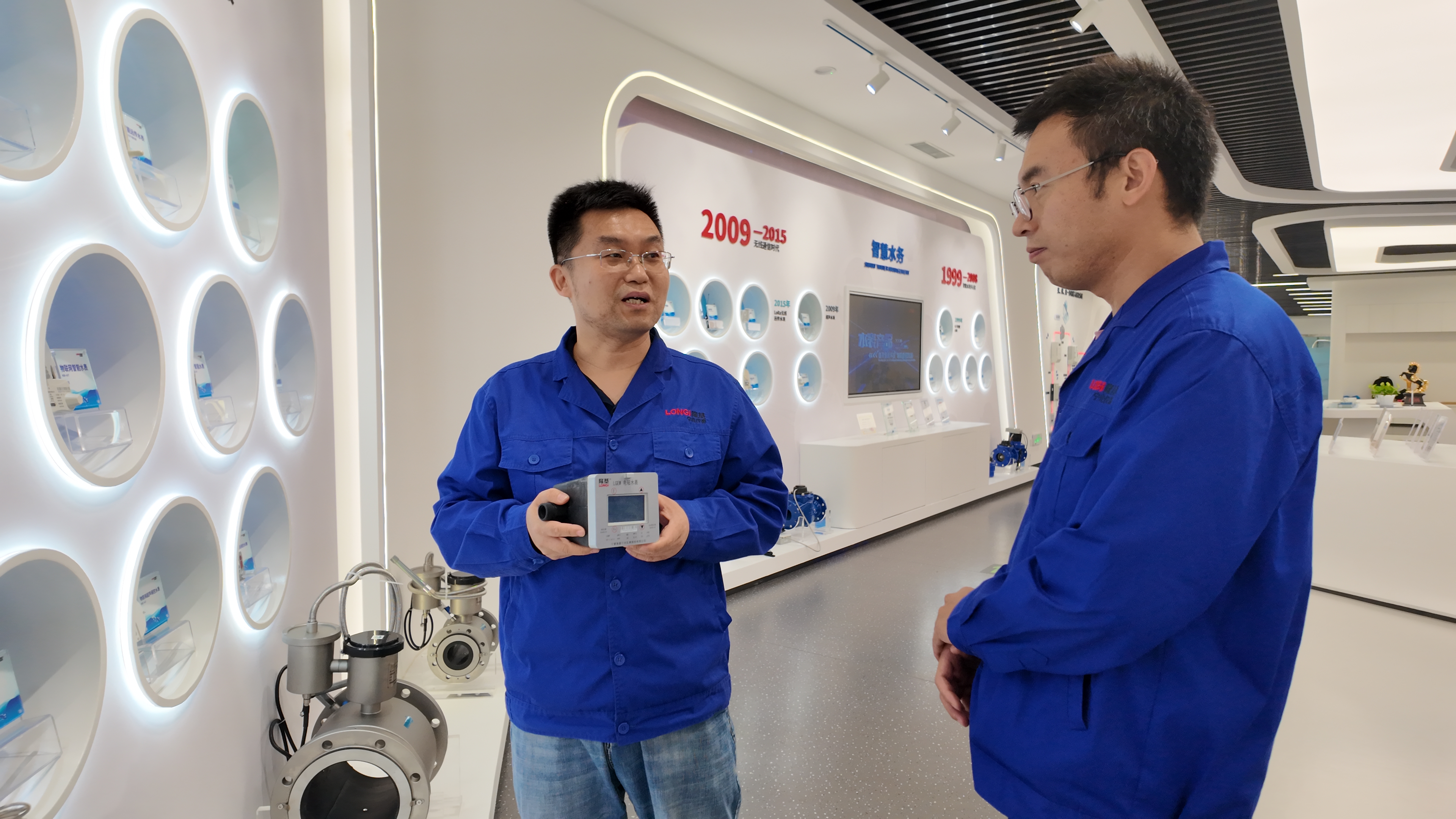 马超与林福平正在讨论工作 马超与林福平正在讨论工作